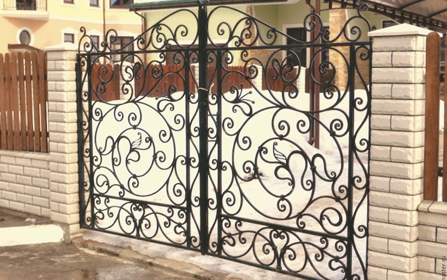 процесс установки кованых ворот металлических