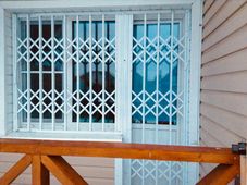 Процесс установки раздвижной металлической решетки РР3