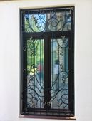 Установка решетки кованной металлической РК24 на заказ - фото