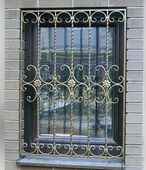 Процесс установки решетки металлической кованной РК18;