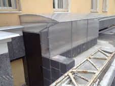 Процесс установки металлического козырька 12 В Москве