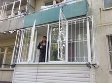 Образец установки металлической распашной решетки РП16 на окно