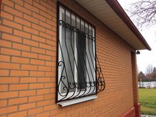 Процесс установки решетки кованной РК06 на окно